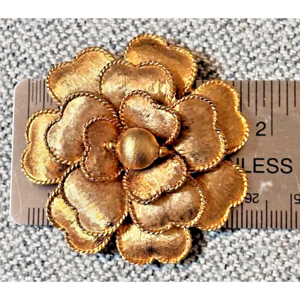 Vintage Samsan SA Heart Petal Flower Brooch Textured Gold Tone Mid Century Pin - Picture 2 of 9